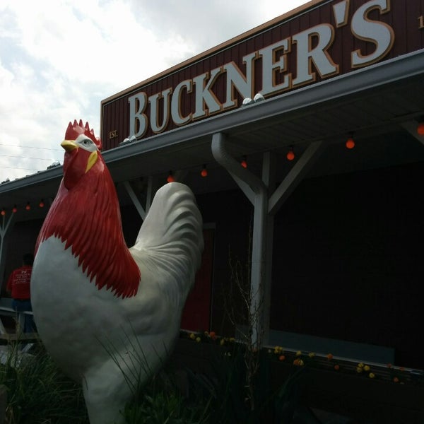 Foto tirada no(a) Buckner&#39;s Family Restaurant por Kat M. em 8/9/2014