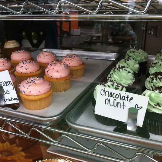 Снимок сделан в Capital City Bakery пользователем Ally B. 11/13/2012