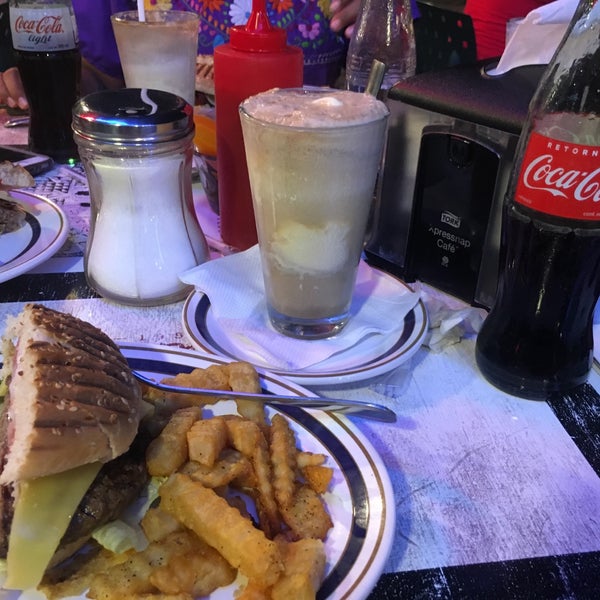 รูปภาพถ่ายที่ Cafetería Impala โดย Gabriela C. เมื่อ 5/19/2018
