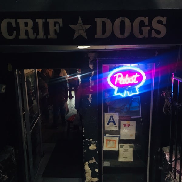 Foto tirada no(a) Crif Dogs por Telly L. em 3/31/2019