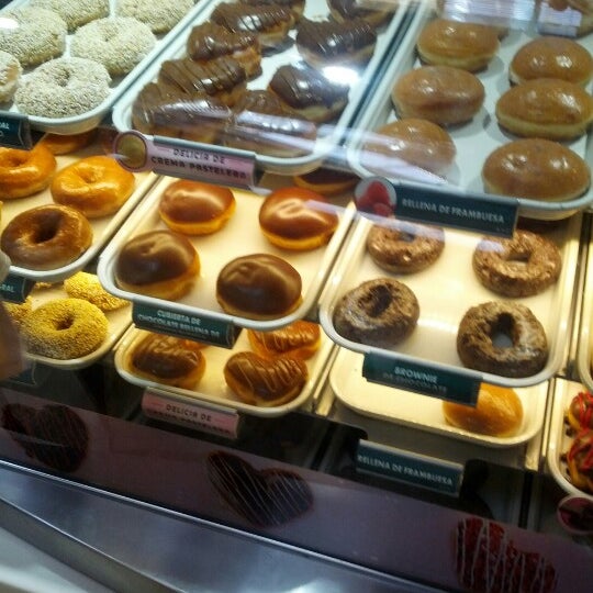 Photo taken at Krispy Kreme by Maikol G. on 2/3/2013