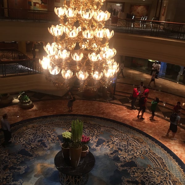 9/1/2017 tarihinde BhR A.ziyaretçi tarafından Lobby Lounge at Makati Shangri-La'de çekilen fotoğraf