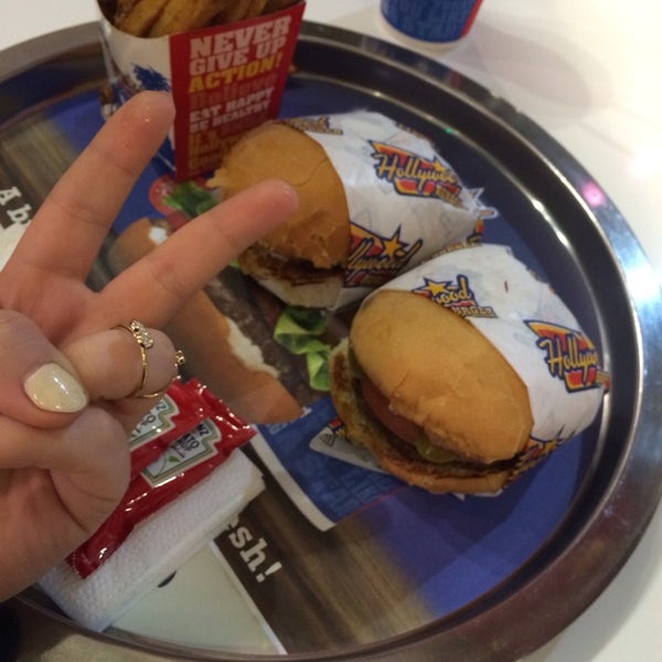 Foto tirada no(a) Hollywood Burger هوليوود برجر por Fay S. em 1/21/2014