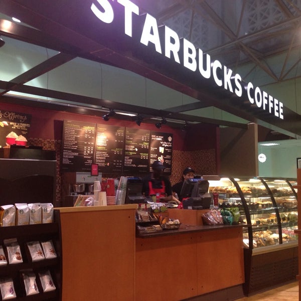 Foto tirada no(a) Starbucks por Fay S. em 12/9/2013