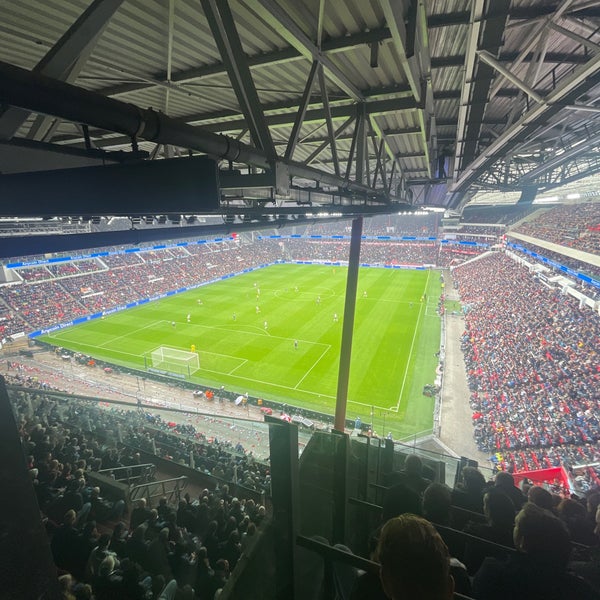 รูปภาพถ่ายที่ Philips Stadion โดย Ali K. เมื่อ 9/18/2022