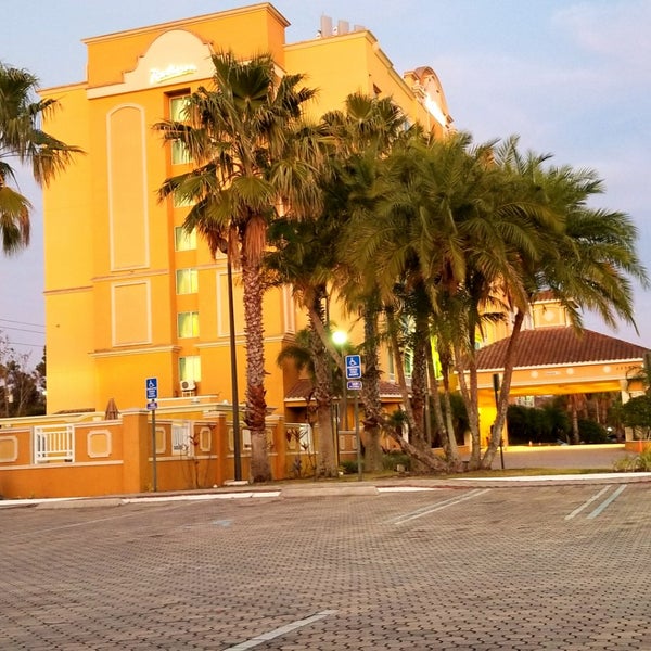 รูปภาพถ่ายที่ Radisson Hotel Orlando - Lake Buena Vista โดย Ej L. เมื่อ 1/24/2018