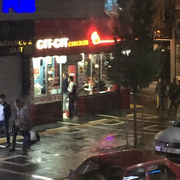 Foto tirada no(a) Gıt Gıt Chicken &amp; Horon por Engin A. em 11/15/2015