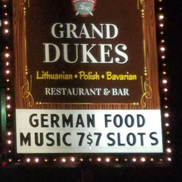 Foto diambil di Grand Duke&#39;s Restaurant oleh David D. pada 11/3/2017