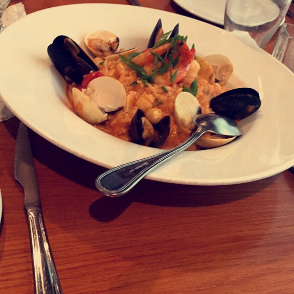Great service, pizza and risotto! Try the seafood risotto!