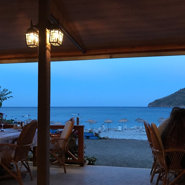 Das Foto wurde bei Sinemis Hotel Beach &amp; Restaurant von Çetin A. am 6/24/2017 aufgenommen
