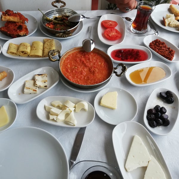 Foto scattata a İskele Et &amp; Balık Restaurant da Zuhal E. il 8/4/2019