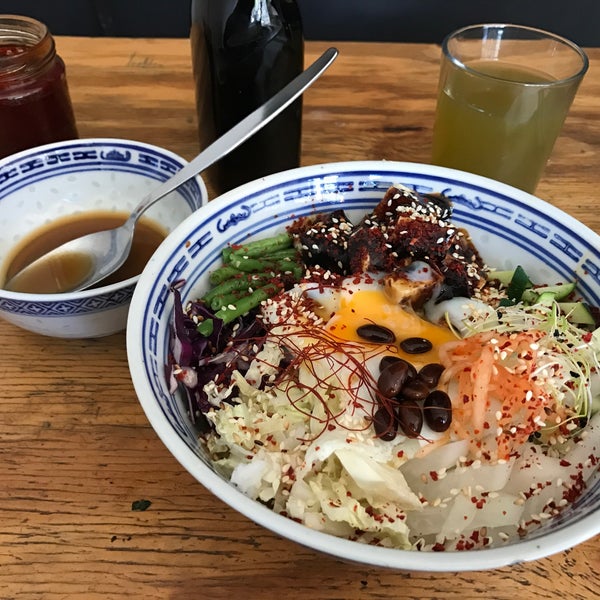 I can fully recommend the bibimbap with tofu - comes with tea and soup in a lunch menue for only 7,50€ and tastes great