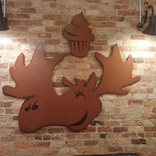 Foto diambil di The Chocolate Moose Bakery &amp; Cafe oleh Jenny L. pada 12/2/2015