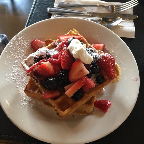 4/14/2018 tarihinde Jenny L.ziyaretçi tarafından Cafe Luna'de çekilen fotoğraf