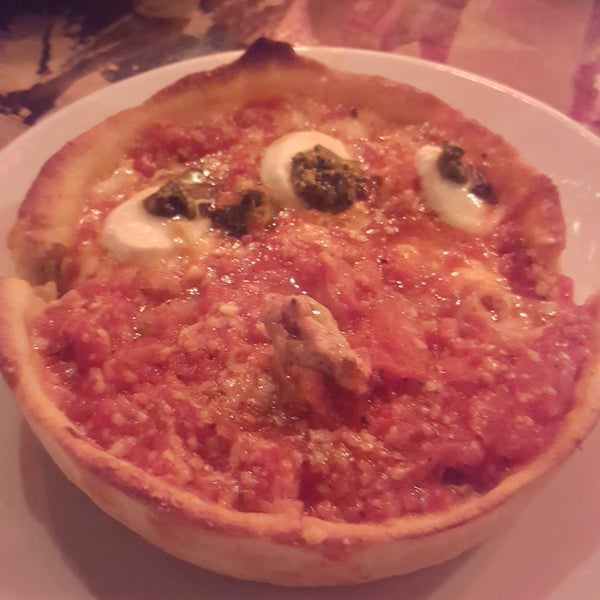 รูปภาพถ่ายที่ Stromboli Deep Dish Pizza โดย Diego B. เมื่อ 7/10/2018