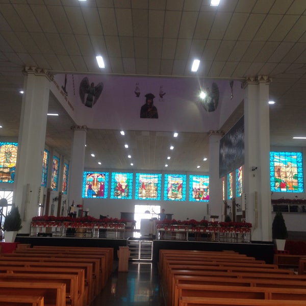 Foto diambil di Santuário Basílica do Divino Pai Eterno oleh Alessandra D. pada 12/17/2015