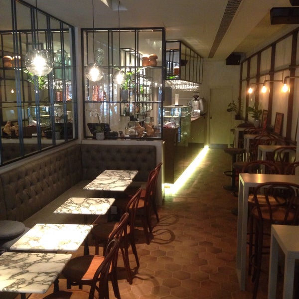 12/16/2014 tarihinde Evagelos S.ziyaretçi tarafından Amos Café bistro'de çekilen fotoğraf