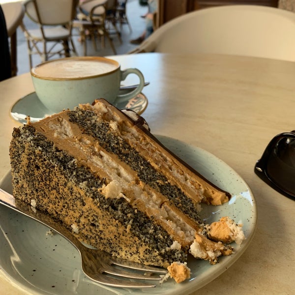 Foto tomada en Pinavija Bakery &amp; Tea Room  por Bübchen el 5/19/2019