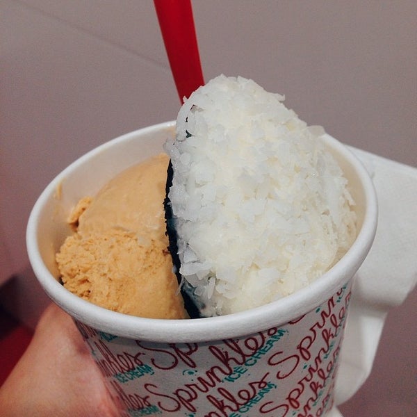5/15/2014 tarihinde Elissa G.ziyaretçi tarafından Sprinkles Dallas Ice Cream'de çekilen fotoğraf