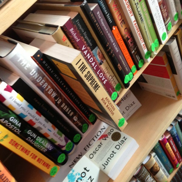 รูปภาพถ่ายที่ Word Up: Community Bookshop/Libreria โดย Jeremy S. เมื่อ 9/11/2013