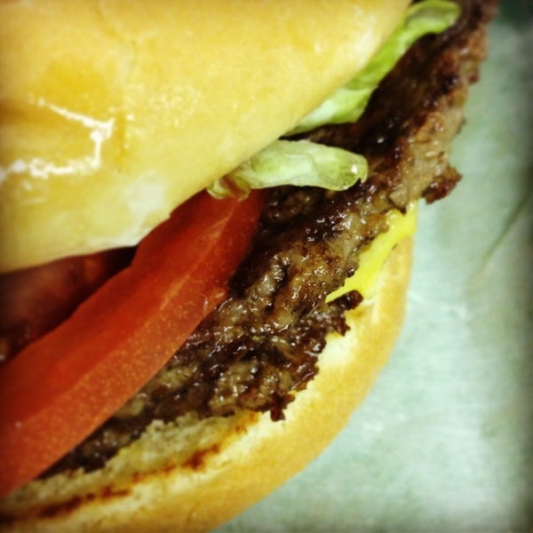 Foto tirada no(a) Feltner&#39;s Whatta-Burger por Marc V. em 1/25/2013