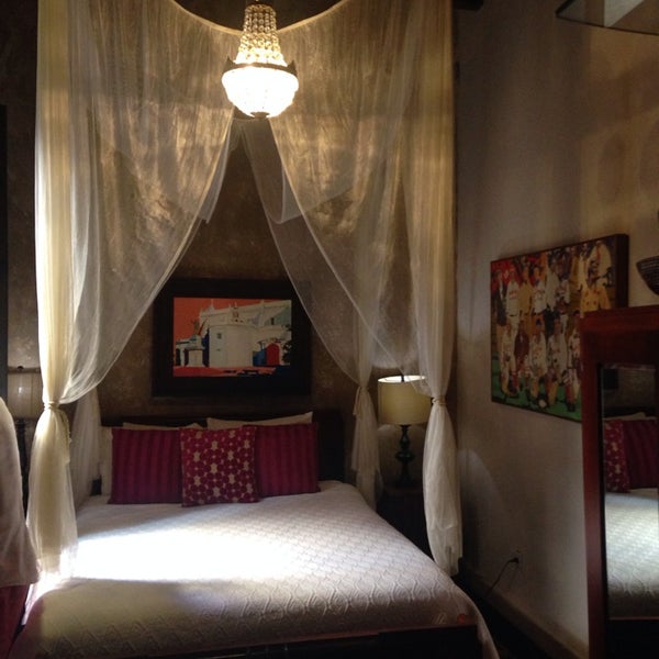 Foto diambil di Villa Herencia Hotel oleh Julia C. pada 5/17/2014
