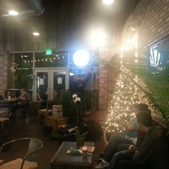 11/25/2012 tarihinde Shanda W.ziyaretçi tarafından Queen Bean Caffe'de çekilen fotoğraf
