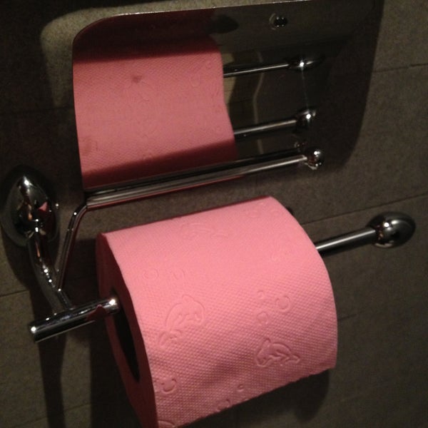 Розовая туалетная бумага!8-D Like it...