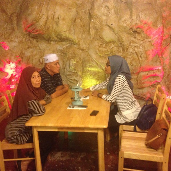 Foto tomada en The Cave Grill Restaurant &amp; Cafe  por Siti Zarina el 2/13/2017