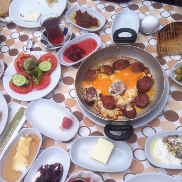 Foto scattata a Çim Kahvaltı &amp; Mangal Bahçesi da Gizem Y. il 3/8/2015