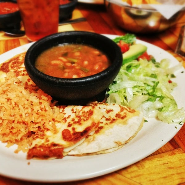 Das Foto wurde bei Desperados Mexican Restaurant von Ian am 4/3/2013 aufgenommen
