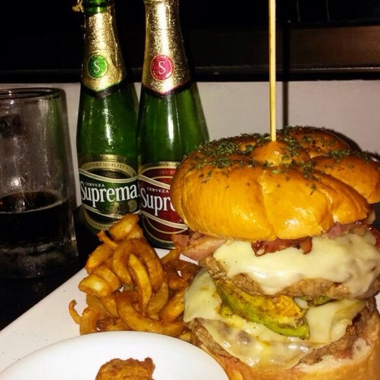 Foto tomada en Gourmet Burger Company (GBC)  por Diana R. el 10/21/2014