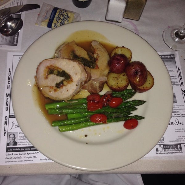 Foto tomada en Lebros Restaurant  por David M. el 10/16/2014