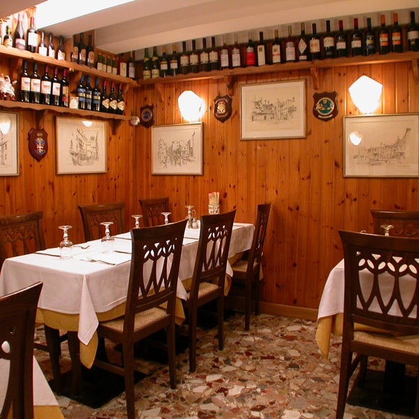 Bellissima e accogliente ristorante-trattoria veneta con piatti tipici della tradizione veneziana. Atmosfera e cortesia sono i punti di forza del locale oltre all ottimo cibo e vini della casa.