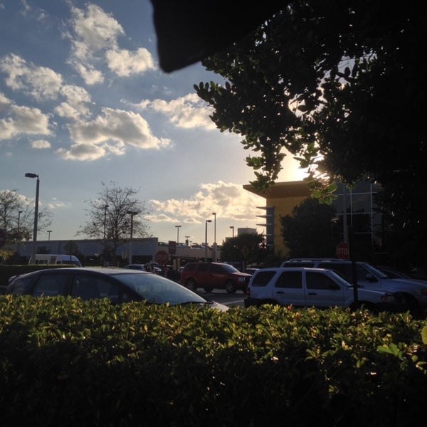 รูปภาพถ่ายที่ Oneburger Sunrise โดย Dwayne M. เมื่อ 2/15/2014