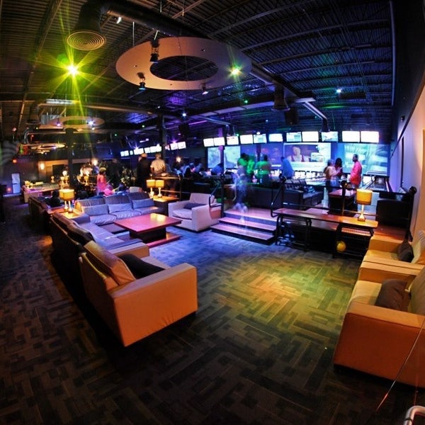 3/22/2013にSir Frederick Anthony W.がRevolutions Bowling &amp; Loungeで撮った写真