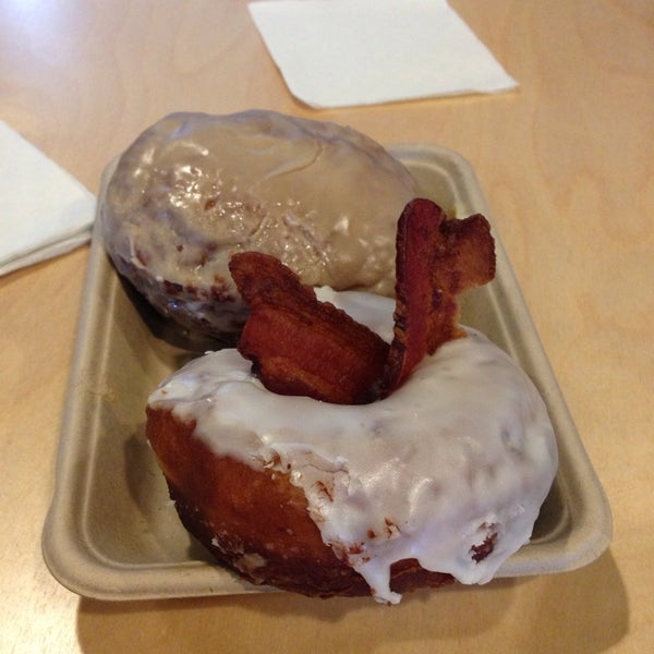 7/27/2014 tarihinde Randy H.ziyaretçi tarafından Glazed and Confuzed Donuts'de çekilen fotoğraf