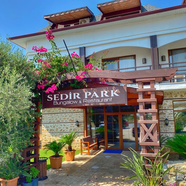 รูปภาพถ่ายที่ Sedir Park Bungalow &amp; Restaurant โดย Murat B. เมื่อ 6/29/2023