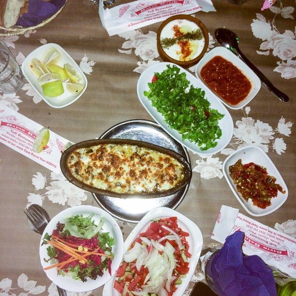 รูปภาพถ่ายที่ Bayır Balık Vadi Restaurant โดย Murat B. เมื่อ 8/26/2018