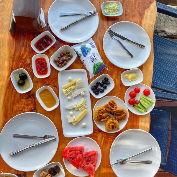 Снимок сделан в Sedir Park Bungalow &amp; Restaurant пользователем Murat B. 6/30/2023