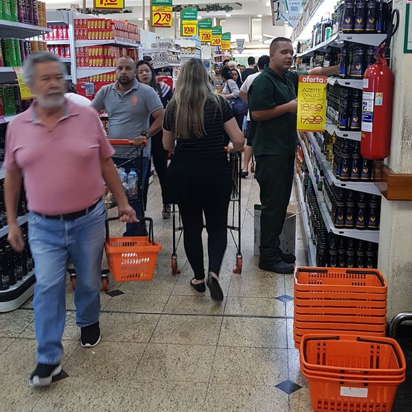 Supermercado mal dimensionado, com corredores estreitos e disposição de mercadorias confusa. As pessoas se esbarram a todo tempo ao andar no estabelecimento.