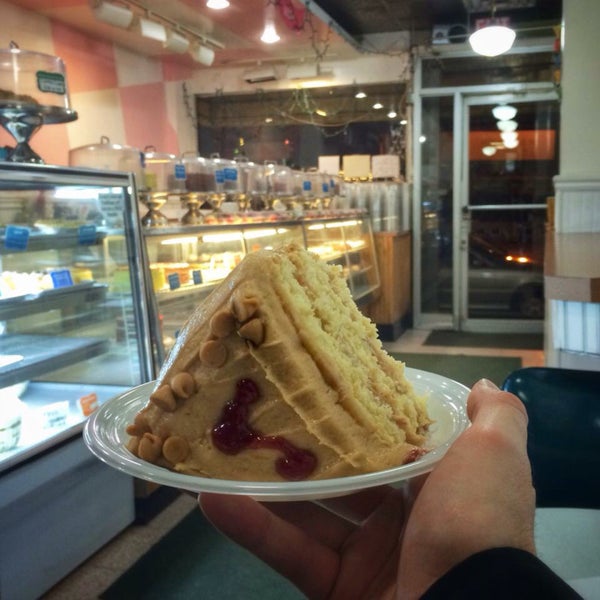รูปภาพถ่ายที่ Buttercup Bake Shop โดย Bradley M. เมื่อ 12/14/2014