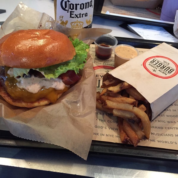 Foto tirada no(a) New York Burger Co. por Bradley M. em 3/14/2015