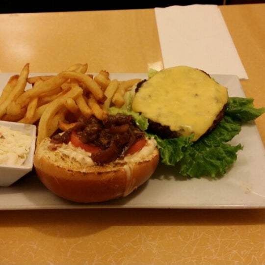 Foto diambil di Burger Heaven oleh Daniel E. pada 4/2/2014