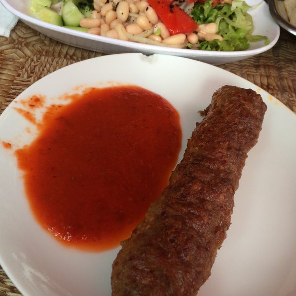 Foto tirada no(a) kol köfte tarihi Sofram Restaurant ( Fethi Baba&#39;nın Yeri) por RaSiM Ö. em 8/23/2015