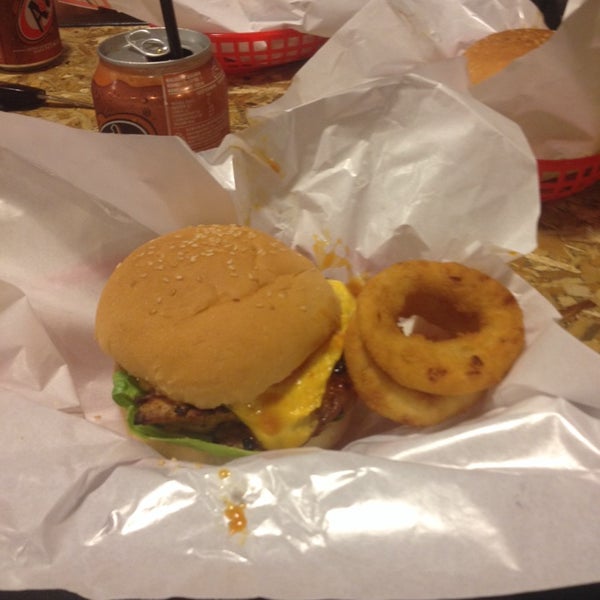 รูปภาพถ่ายที่ Marshall&#39;s Burger โดย Nyoi K. เมื่อ 7/27/2014