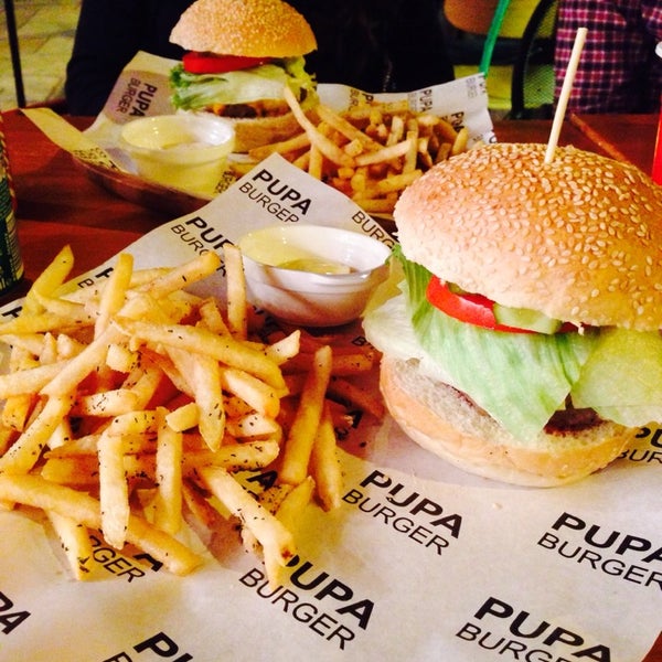 Foto tirada no(a) Pupa Burger por Ela M. em 9/11/2014