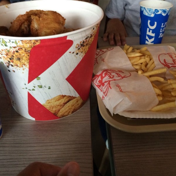 9/20/2014 tarihinde Helena A.ziyaretçi tarafından KFC'de çekilen fotoğraf