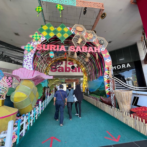 Foto diambil di Suria Sabah Shopping Mall oleh Pete pada 5/16/2022