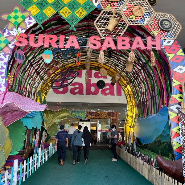 Foto tomada en Suria Sabah Shopping Mall  por Pete el 5/16/2022